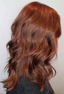 color cabello combinación entre el frío caoba y el cálido cobre 