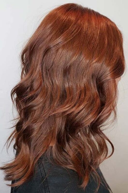 color cabello combinación entre el frío caoba y el cálido cobre